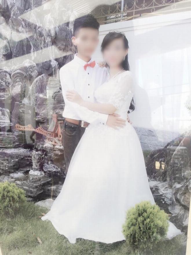 Cặp đôi trẻ đang cùng nhau tìm hiểu về tuổi hợp kết hôn để chuẩn bị cho đám cưới